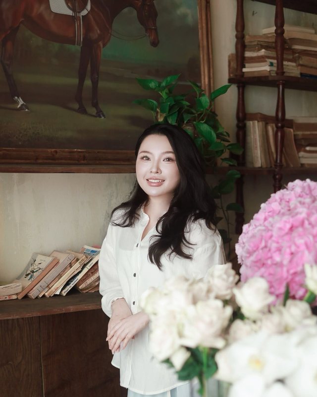 Thư Phạm, người sáng lập Bông Dua Fleur, bên những bình hoa cẩm tú cầu hồng.